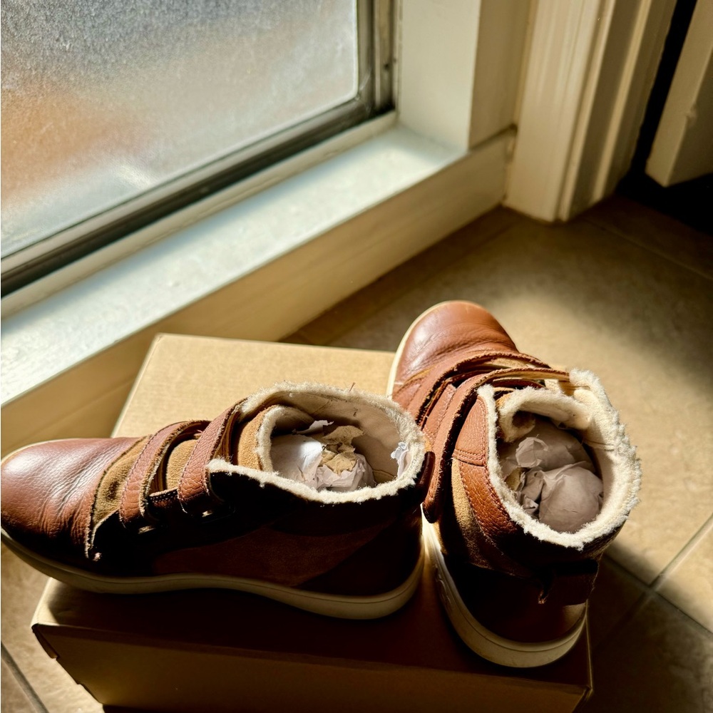 UGG Kids' Rennon II Sneaker (pre loved, used few times)